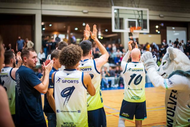 Retour sur une semaine clé pour nos Wolves ! 🐺

11 rencontres étaient programmées cette semaine pour nos loups avec certaines déjà décisives pour la suite de la compétition. 

Voici le récap’ complet :

📅 Mardi 12/11
▪️ Tennis Hommes : Wolves 1 🆚 UMons Dragons : victoire 6-0

📅 Mercredi 13/11
▪️ Volley Dames : Wolves 🆚 UNamur – Victoire 2-0
▪️ Volley Hommes : Wolves 🆚 HE Charlemagne – Victoire 2-0
▪️ Volley Dames : Wolves 🆚 HEPH Condorcet – Match nul 1-1
▪️ Volley Hommes : Wolves 🆚 HE Vinci – Victoire 2-0
▪️ Hockey Hommes :  UNamur-HELHa-Henallux 🆚 Wolves : défaite 1-2
▪️ Volley Dames : Wolves 🆚 ULB Owls – Victoire 2-0
▪️ Volley Hommes : Wolves 🆚 ULiège – Défaite 0-2
▪️ Basket Dames : UMons Dragons : Victoire 85-27
▪️ Football : Wolves 🆚 HELMo : Victoire 12-1

📅 Jeudi 14/11
▪️ Basket Hommes : HE2B 🆚 Wolves : Victoire 75-22

Les faits marquants et tendances de la semaine :

🔹 Volley Hommes : Deuxièmes de leur poule, ils se qualifient pour la demi-finale francophone et joueront en déplacement contre HE2B.
🔹 Volley Dames : Premières de leur poule, elles accueilleront HE Vinci en demi-finale francophone.
🔹 Tennis Hommes : Avec cette deuxième victoire, notre équipe 1 est bien partie pour décrocher la première place du groupe.
🔹 Football : Troisième victoire consécutive, 9 points sur 9, la qualification pour les demi-finales pourrait être assurée en cas de victoire mercredi prochain face à l'ULiège.
🔹 Hockey Hommes : Avec deux matchs restants, ils devront viser le sans-faute pour rester dans la course.
🔹 Basket Dames : Une entame de championnat parfaite avec cette large victoire face à UMons Dragons.
🔹 Basket Hommes : Deuxième victoire de rang. Ils auront l’occasion de quasiment assurer leur place en demi-finale en cas de succès lundi prochain !

On vous donne rendez-vous dès la semaine prochaine pour la suite des qualifications avec pas moins de 10 rencontres au programme dont 8 à domicile.

Découvrez l'agenda complet des rencontres sur www.facebook.com/uclouvainsports/events

📲 Suivez nos Wolves sur Instagram : uclouvain_sports
🌐 Toutes les infos sur la meute : gowolves.be

#GoWolves
