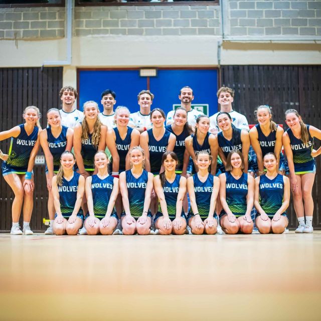 Nos Cheers seront de la fête ce soir ! 🐺
Ce soir, nos cheerleaders et leur duo de coachs composé de Laetitia Kohnen et Iséline Scruel seront au rendez-vous autour des terrains pour encourager nos équipes et vous offrir de spectaculaires démonstrations.🤸‍♀️
L'occasion parfaite pour découvrir leur talent et une belle opportunité pour les supporters de venir encourager nos Wolves à leur coté ainsi que pour les curieux de plonger dans l'univers du cheerleading, cette discipline qui allie acrobatie, danse, et gymnastique,
Petit rappel du  programme des rencontres de ce mardi soir au Blocry :
▪️ 19h : Tennis hommes vs ULiège
▪️ 19h30 : Handball dames  vs ULiège (cheerleaders en action à la mi-temps)
▪️ 21h15 : Handball hommes vs HELB (cheerleaders en action à la mi-temps)
À l’extérieur :
▪️ 22h15 : Futsal hommes vs HELB
On compte sur vous nombreux !
Pour tout savoir de nos cheers, rendez-vous sur @uclouvain_wolves_cheerleaders 
#GoWolves