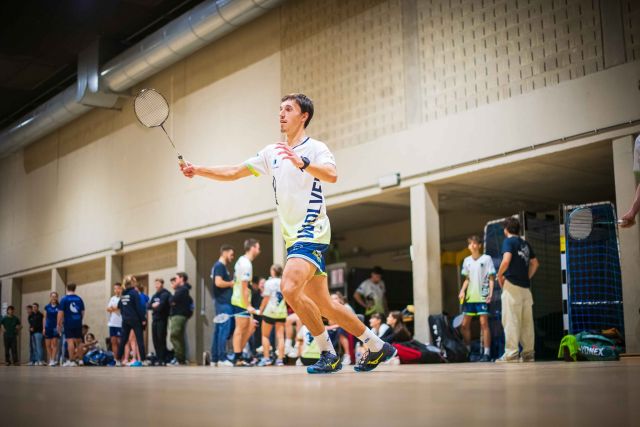 Le Championnat National FSUB de Badminton débarque à Louvain-la-Neuve ! 🏸

Le mercredi 11 décembre, l’UCLouvain accueillera sur ses terres les meilleurs joueurs et joueuses de badminton universitaire du pays ! 

L’occasion rêvée pour nos Wolves de briller sur les terrains et pour notre fidèle public d’assister à une après-midi de rencontres de haut niveau.

L’an dernier, près de 70 étudiants avaient participé au championnat qui se déroulait à Anvers. Cette année, c’est chez nous que ça se passe ! Une chance unique de vivre cet événement à domicile.

Infos pratiques :
▪️ Public cible : Joueurs classés de 1 à 6.
▪️ Catégories : 1-2-3-4 et 5-6
▪️ Disciplines :
Simple messieurs (1-2-3-4 & 5-6)
Simple dames (1-2-3-4 & 5-6)
Double mixte (1-2-3-4 & 5-6)
▪️ Début des matchs : 13h.

👉 Inscriptions ouvertes jusqu’au 4 décembre à 16h ! (Clôture anticipée possible selon le nombre d’inscriptions) sur : http://www.aseus.be/.../competition/badminton-championnat-0

Organisé en collaboration avec l’ASEUS, le service des sports de l’UCLouvain, et notre équipe de badminton Wolves, cet événement promet un spectacle grandiose ! 

On compte sur vous pour venir encourager nos Wolves et les pousser vers la victoire ! 🐺💪

#GoWolves