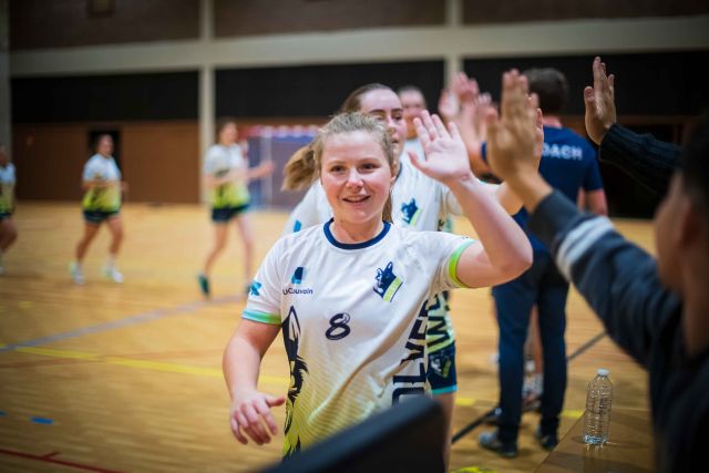 Nos Loups sont chauds ! 🐺

Nos Wolves étaient une nouvelle fois en feu cette semaine et se rapprochent pour la plupart des demi-finales !
Le suspense reste cependant entier, car seule la première place du groupe nous permettra d'accueillir la demi-finale à la maison. Il faudra donc rester concentrés jusqu'au bout pour poursuivre en beauté ce bon début de saison.

On vous résume les résultats :
🗓 Lundi 18/11
▪️ Badminton | Wolves 🆚 HELHa : Victoire 6-2
▪️ Basket Dames | Wolves 🆚 UNamur : Victoire 83-30
🎥 Revivez la rencontre en streaming sur twitch.tv/videos/2305186883
▪️ Basket Hommes | Wolves 🆚 HELMo Storms : Victoire 110-31
🗓 Mardi 19/11
▪️ Tennis Hommes | Wolves 2 🆚 ULiège 2 : Victoire 6-0
▪️ Handball Dames | Wolves 🆚 ULiège : Victoire 53-8
▪️ Handball Hommes | Wolves 🆚 HELB : Victoire 48-14
▪️ Futsal Hommes | HELB 🆚 Wolves : Victoire 6-2
🗓 Mercredi 20/11
▪️ Football | Wolves 🆚 ULiège : Match reporté au mercredi 4 décembre en raison de la neige ❄️
▪️ Rugby XV Hommes | Wolves 🆚 ULB Owls : Match reporté au mercredi 26 février 2025
🗓 Vendredi 22/11
▪️ Tennis Dames | HE Vinci 🆚 Wolves : début de la rencontre à 18h30 ce vendredi à Bruxelles

🌍 Du 22 au 24 novembre
Une grosse pensée également pour nos Wolves du Pomdance, qui sont actuellement à Séoul dans le cadre du championnat du monde ! Elles entreront en piste ce vendredi avec, dans un premier temps, la cérémonie d'ouverture, avant d'attaquer les choses sérieuses samedi ! On croise les doigts pour elles.

🔜 Une semaine intense en perspective !
La semaine prochaine, nos Wolves seront encore bien actifs sur les terrains, avec pas moins de 20 rencontres programmées. On vous dit tout dans les prochains jours.

Bravo les Loups pour cet incroyable début de saison ! À très vite pour la suite...

📲 Suivez-nous sur Instagram : uclouvain_sports
🌐 Toutes les infos sur nos équipes : gowolves.be

#GoWolves