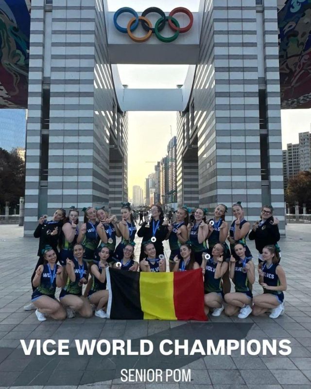 Bouche bée !

Décidément, quand Manon et ses filles du Pomdance décident de faire quelque chose, elles ne le font pas à moitié !

Nos Wolves ont réussi à créer l'exploit à Séoul en décrochant un titre de vice-championnes du monde de pomdance.

Une performance juste incroyable, fruit d'un enchaînement d'exploits et qui vient déposer une pierre supplémentaire à l'édifice immense que nos filles réalisent en 2024 ! Une année durant laquelle nos filles auront enchaîné, performances après performances, nous étonnant tous les jours un peu plus !

Un exploit non seulement artistique, mais qui reflète surtout un travail, le talent et la passion de tout un groupe qui aura relevé tous les défis pour prendre le pari de s'envoler vers Séoul sans pression, mais avec leur ambition démesurée qu'on leur connaît et qui fait leur charme et leur réussite !

Les filles, nous avons juste trois mots à vous adresser : BRAVO, RESPECT, MERCI !

Go Wolves ! 🐺

La composition magique de cette équipe :

▪️ Coach : Manon Clavie

▪️ Danseuses : Ambre Ravel, Marie Bourdé, Odile Meyer, Marie-Amandine Roman, Gina Trolese, Carla Trolese, Mary Alvarez, Marie Sterpin, Noémie Teugels, Olivia Winska, Natacha Sinaplidis, Sirine Arjoun, Emelyne Romont, Margot Paul, Lorena Claeys, Adèle Cuylle, Kiara Poulin, Victoire Boulay, Alexia Cazal, Elsa Latonnelle

📷 uclouvain wolves cheerleaders