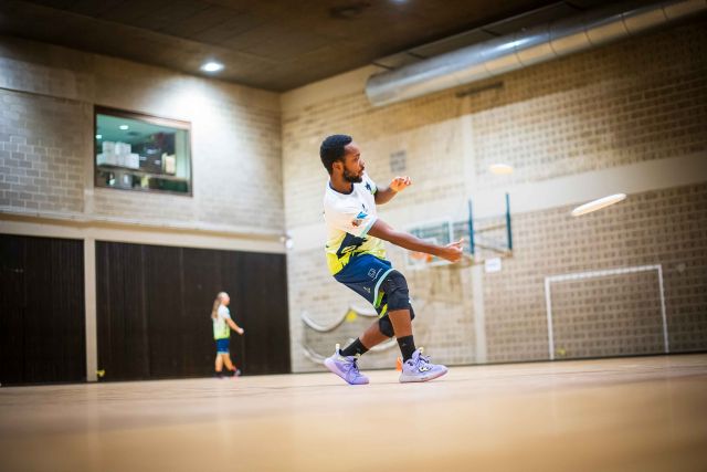 Résultats du Championnat Francophone Indoor d'Ultimate Frisbee ! 🥏

Ce mercredi 27 novembre, le Blocry a vibré au rythme de l’Ultimate Frisbee avec le championnat francophone indoor organisé à l’UCLouvain.

Sous la houlette de nos coachs Alexandre Magerat et Steven François, nos Wolves ont fait honneur à leurs couleurs avec une belle médaille d'argent pour notre équipe 1 🥈 et une très honorable 4ᵉ place pour notre équipe 2, composée essentiellement de joueuses et joueurs découvrant la discipline depuis peu.

Voici tous les résultats de la compétition :

Qualifications
Wolves 2 🆚 Ephec : 9 - 2
Wolves 1 🆚 Henallux : 13 - 1
Wolves 2 🆚 ULB Owls : 3 - 13
Wolves 1 🆚 HE Vinci : 8 - 3

Demi-finales
Wolves 1 🆚 Wolves 2 : 9 - 3

Petite finale
Wolves 2 🆚 HE Vinci : 3 - 10

Finale
Wolves 1 🆚 ULB Owls : 6 - 11

Comme toujours, ce championnat aux belles valeurs s’est déroulé dans un très bel esprit et avec un fair-play exemplaire. Bravo à toutes et tous ! 🐺

📅 Rejoins l'équipe !
Tu veux découvrir l'ultimate frisbee ? Les entraînements ont lieu le mardi de 20h à 22h sur le terrain F3 au Blocry.

Pour plus d'infos, contacte nos coachs via wolves-ultimate@uclouvain.be
Suis les aventures de notre équipe sur Instagram : @uclouvainwolves_ultimate

#GoWolves