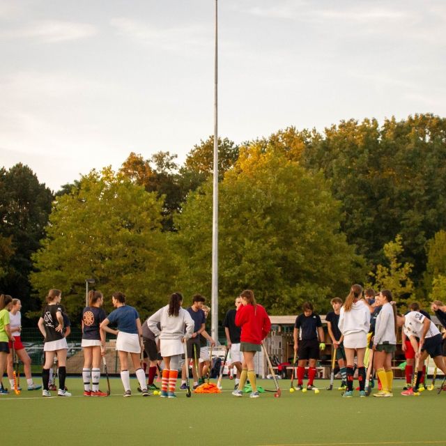 Tu aimes le collectif, les défis, et l’adrénaline d’un bon match ? Le hockey est fait pour toi ! Que tu sois pro du stick ou total débutant·e, viens tester une discipline où chaque passe compte 🏑

🌟 Bonus : c’est aussi parfait pour te faire des potes en or sur et en dehors du terrain 😉

#uclouvainsports #hockey #sportcollectif #passesetbuts #teamvibes